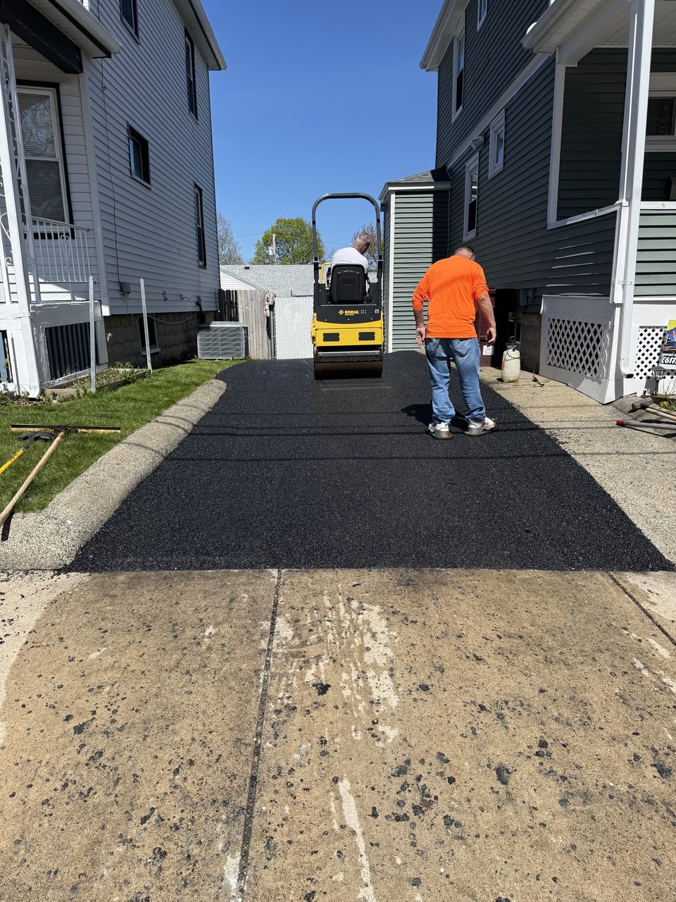 Asphalt compaction with a steel-drum roller